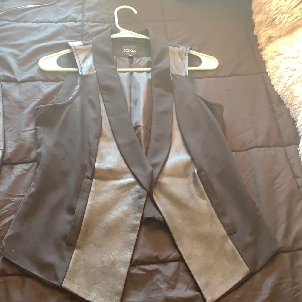 Sleeveless suit jacket